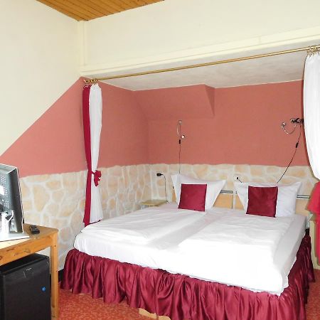 Hotel Kranenturm บาคาราค ภายนอก รูปภาพ