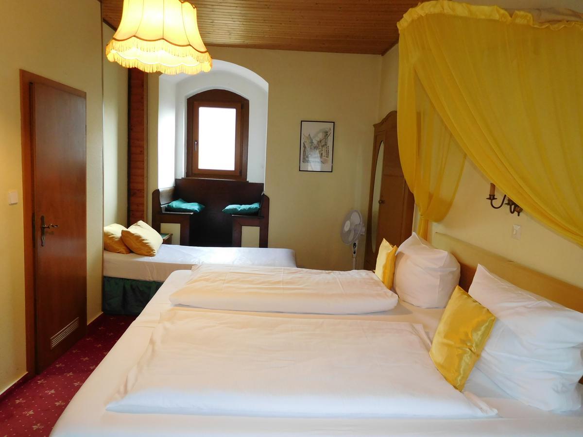 Hotel Kranenturm บาคาราค ภายนอก รูปภาพ