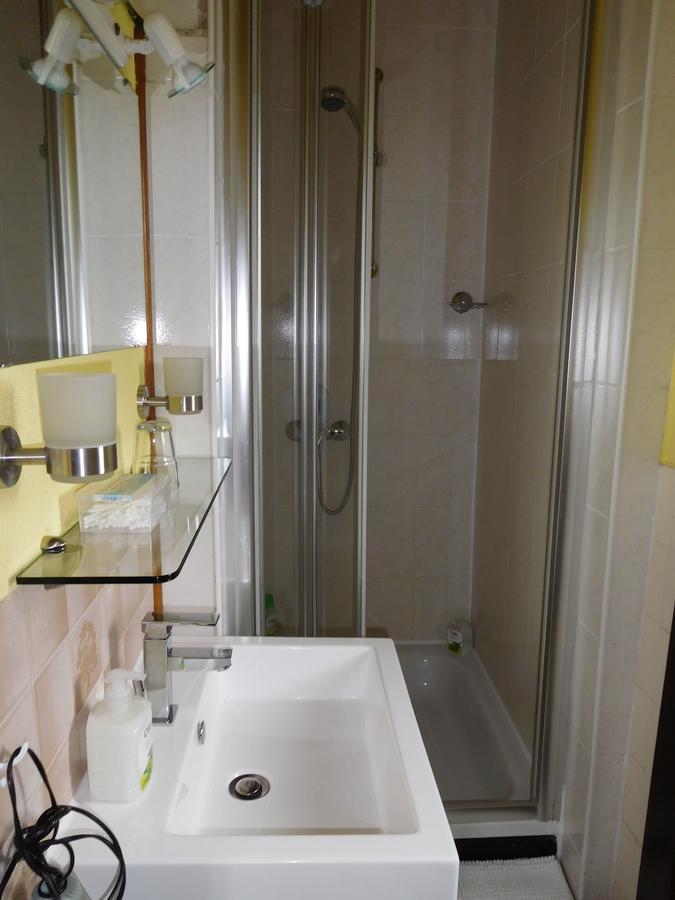 Hotel Kranenturm บาคาราค ภายนอก รูปภาพ