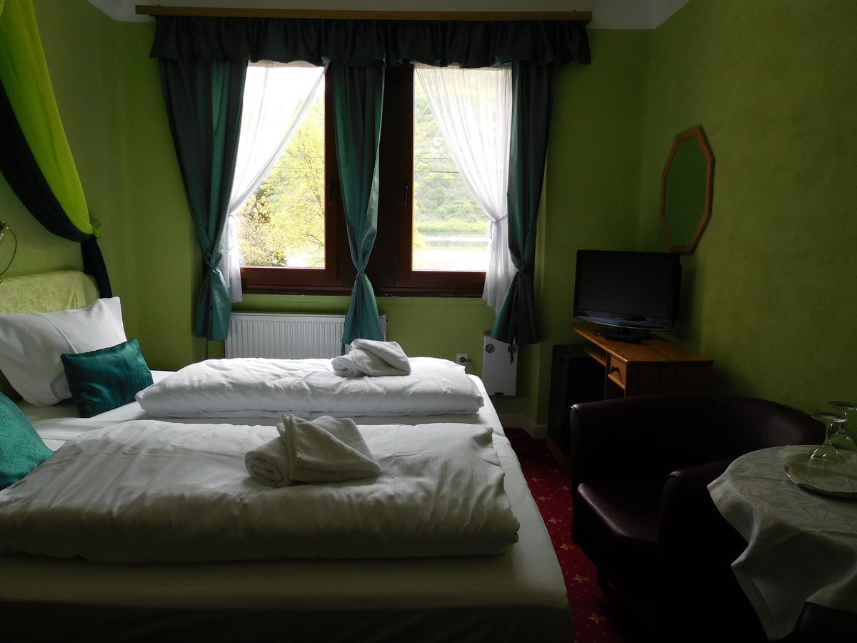 Hotel Kranenturm บาคาราค ภายนอก รูปภาพ