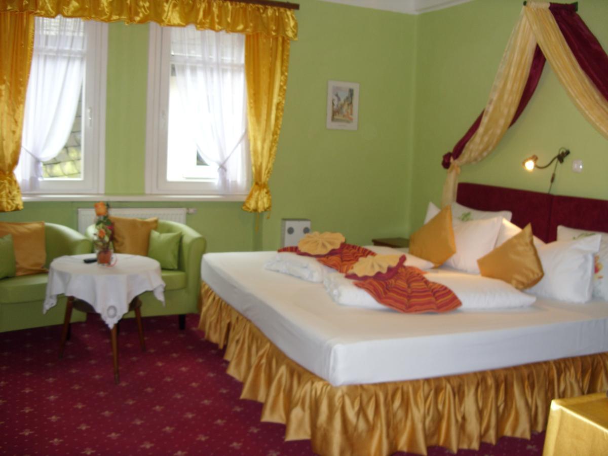 Hotel Kranenturm บาคาราค ภายนอก รูปภาพ